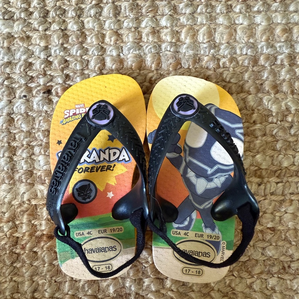Havaianas Black and Yellow Sandals Vibrant Beach Style